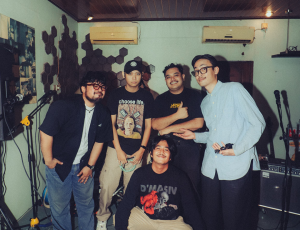 LUMEENALS RILIS MAXI SINGLE YANG SIAP TEMANI RENUNGAN TENGAH MALAM